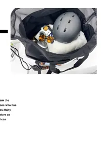 Große Mesh Sporttasche Detailansicht zeigt Skihelm und Reiseausrüstung Stauraum.