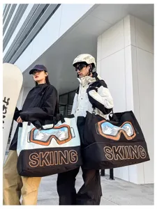 Detailaufnahme der großen Reisetasche mit Skibrillen-Grafik und coolem Skiing-Druck.
