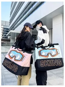 Große Reisetasche sportliche Skiausrüstung Tasche mit Skibrillenprint und modernem Kontrastdesign.