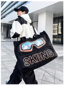 Detailansicht der großen Sporttasche mit stylischem Skibrillen Grafikdruck für Reisen.