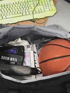 Large capacity travel duffel bag for gym, sports and short trips with multiple storage pockets.