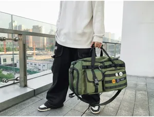 Vue détaillée d'un grand sac de sport de voyage, style tactique militaire avec poches multiples.