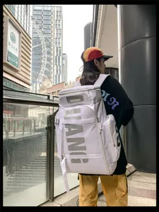 Nahaufnahme des grossen weissen Reise-Rucksacks mit stylischem Print-Design für unterwegs.