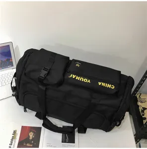 Detailansicht der schwarzen Reisetasche mit mehreren Fächern und Gurten für Sport.