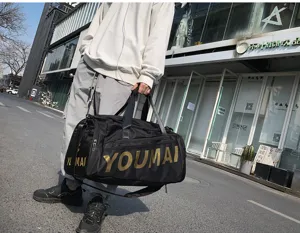 Detailansicht der schwarzen Reisetasche mit goldenem Druck im Fitness Sport Design.