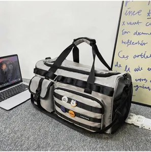 Détail de sac de sport multifonctionnel gris, grand sac de voyage de fitness avec poches.