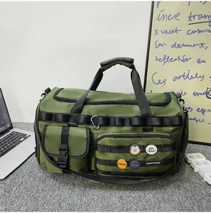 Vue détaillée du sac de voyage tactique vert armée avec un tissu résistant et des sangles.