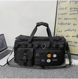 Grand sac de sport de fitness noir avec bandoulière pour voyage et entraînement.