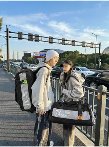 Grosse Kapazitaet Reise-Duffeltasche und Rucksack, stilvolles Grau-Schwarz Design fuer Outdoor.