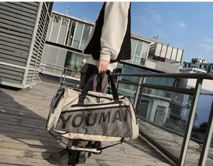 Outdoor Detailaufnahme einer grossen Reisetasche im urbanen Szenario auf der Holzterrasse.