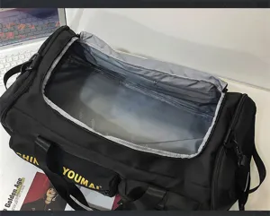 Reisetasche Innenseite Detailansicht, große schwarze Sporttasche mit hellem Futter.
