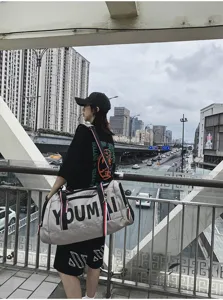 Large capacity travel duffel bag, waterproof gym bag for men and women, short trip luggage.