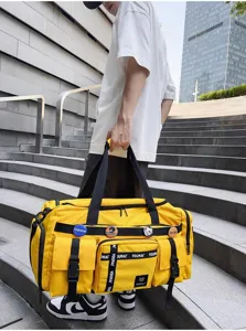 Grote gele reistas met meerdere vakken en sterke schouderbanden voor fitness en korte reizen.