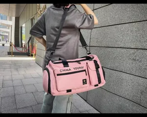 Grote roze reistas met handige schouderriem en meerdere vakken voor al uw buitenreizen.