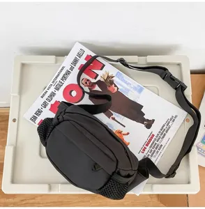 Marsupio tattico nero e borsa a tracolla multifunzione con cinghia regolabile.