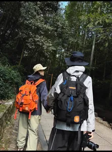 Vue detaille de sac a dos style camping en plein air avec grande capacite de randonnee.
