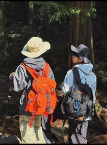 Détail de scène de randonnée en plein air du grand sac à dos de camping avec sangles.