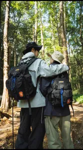 Vue détaillée du sac à dos de camping noir montrant un tissu étanche et un style outdoor.