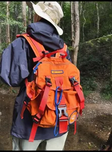 Vue détaillée du grand sac à dos de camping avec sangles durables et multiples poches.