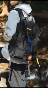 Vue détaillée du sac à dos de camping d'extérieur noir de grande capacité avec sangles.