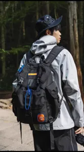 Sac à dos de camping pour homme, grand sac de voyage étanche avec multiples poches et lanières.