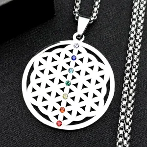 Collier pendentif Fleur de Vie en acier inoxydable avec pierres de cristal chakra detail.
