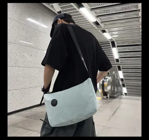 Casual canvas schoudertas voor dagelijks woon-werkverkeer met grote capaciteit en brede riem.