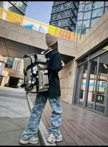 Gedetailleerd overzicht van grote fitnessrugzak met natte en droge scheiding voor reizen.