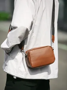 Bruine lederen crossbody telefoontas voor dames, stijlvolle dagelijkse schoudertas voor mode.