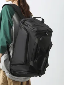 Grand sac à dos de voyage noir et sac de sport fitness pour le rangement pratique.