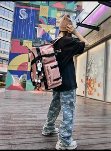Grote roze reizen sportrugzak voor fitness en training met handige opbergvakken.