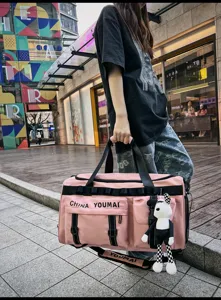 Grote roze reistas voor fitness, sport en korte zakenreizen met veel opbergruimte.