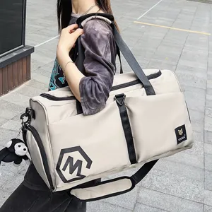 Grote beige sporttas met nat-droog gescheiden vakken voor reizen, fitness en zwemmen.