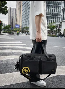 Grote reistas sporttas waterdichte fitness tas voor sport en comfortabele korte reizen.