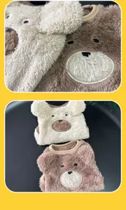 Gedetailleerde close-up van het fleece huisdierenvest met pluche beer en schattige oren.