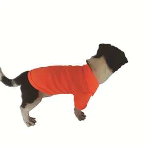 Detailansicht des atmungsaktiven orangen Hunde-Poloshirts, bequeme Haustierbekleidung Sommer.