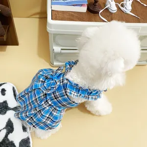 Grazioso vestito da principessa a quadri blu per cani e gatti, vista dettagliata.