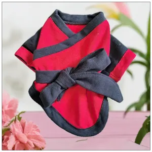 Vue détaillée de vêtements pour chien style samouraï rouge et gris foncé avec ceinture.