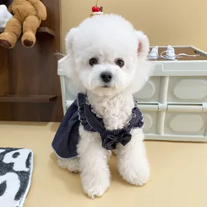 Grazioso vestito per cani a righe e volant, vista dettagliata di abbigliamento per piccoli animali.