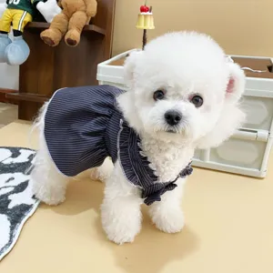Grazioso vestito a righe per cani e gatti di piccola taglia, con volant, molto elegante.