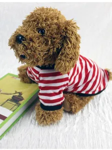 Detailansicht des rot-weißen gestreiften Haustier-T-Shirts an einem Plüschhund, Sommer.