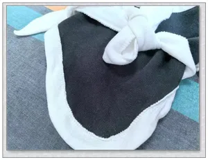 Vue rapprochée détaillée du vêtement pour animal avec un tissu doux et des coutures.