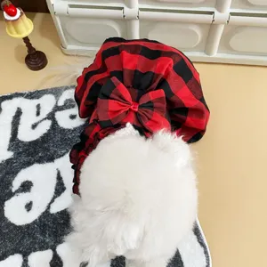 Abito principessa a quadri rosso e nero per cane con fiocco, dettaglio vestito per piccoli animali.