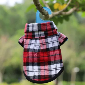 Chemise à carreaux pour chien, design classique écossais rouge et noir, vêtement confortable.