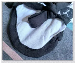 Détail de costume de samouraï pour animal de compagnie, vêtement noir et blanc pour chien.