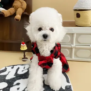Vestito a quadri rosso e nero per animali domestici cani piccoli grazioso dettaglio.