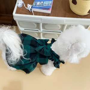 Dettaglio abito a quadri verdi per cani, vestito principessa per piccoli cani e gatti con fiocco.