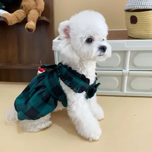 Abito principessa a quadri verdi per cani con volant carini, vista dettagliata.