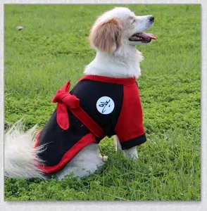 Vêtement de chien samurai chaud d'hiver pour animal avec nœud rouge et badge dorsal.