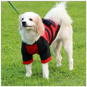 Vue détaillée du costume de chien rouge et noir avec un design samurai amusant pour les animaux.